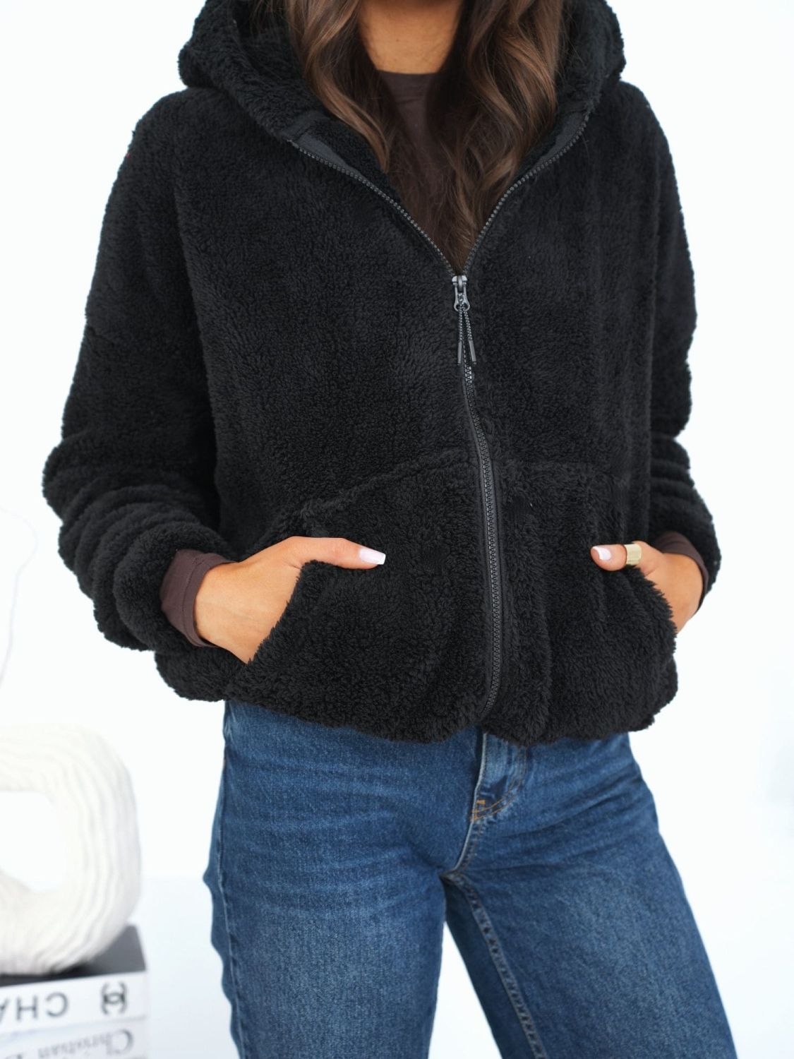 Čierna mikina so zipsom a kapucňou
