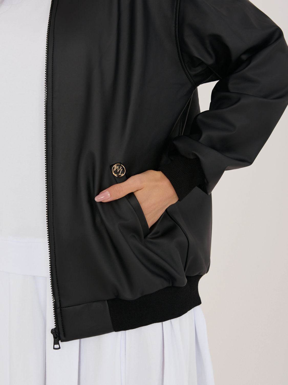 Čierna prechodná bunda z ekokože so stojačikom