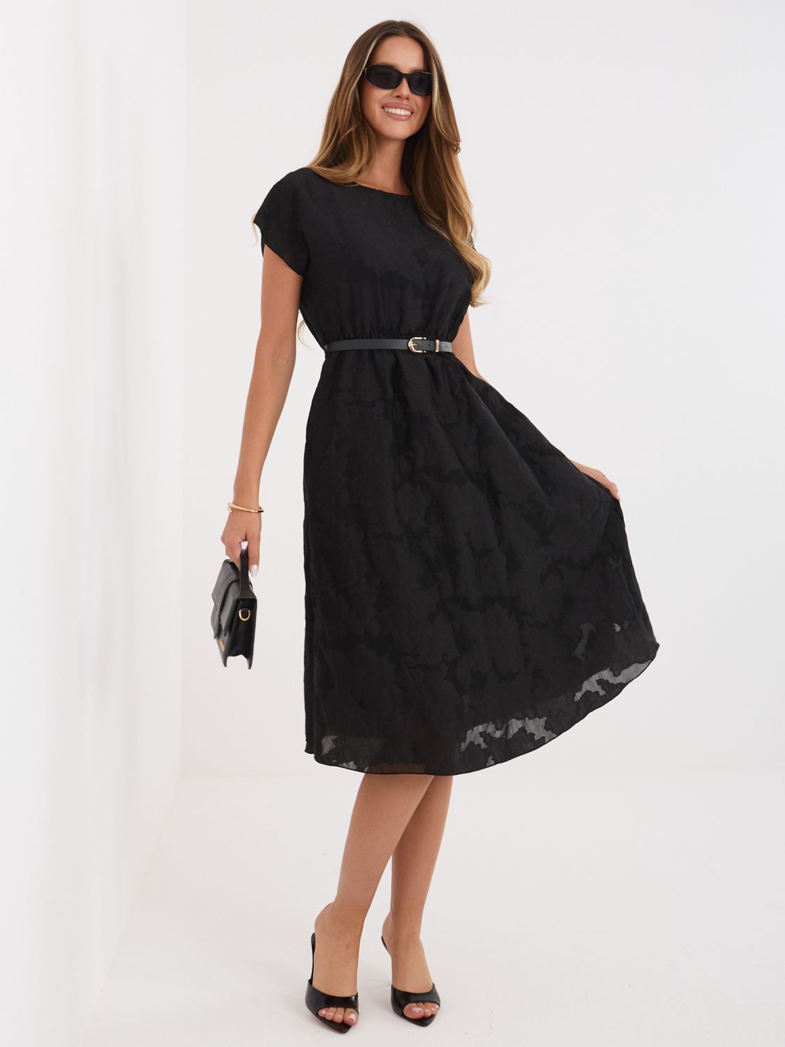 Čierne rozšírené midi šaty s opaskom