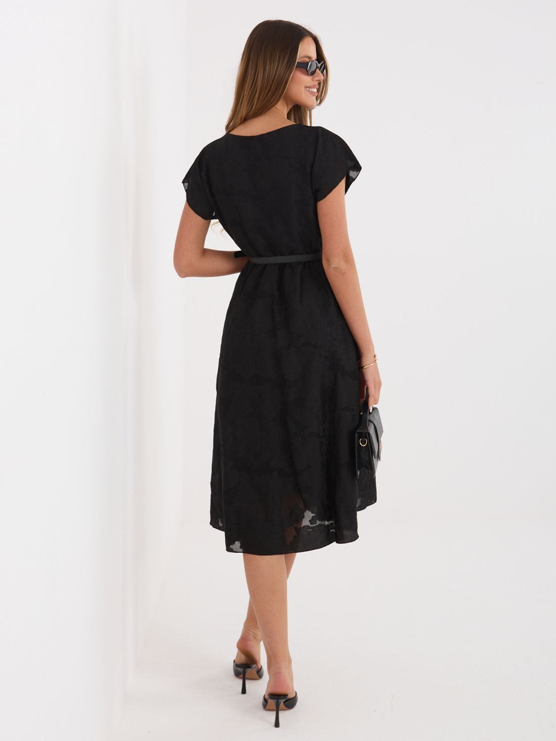 Čierne rozšírené midi šaty s opaskom