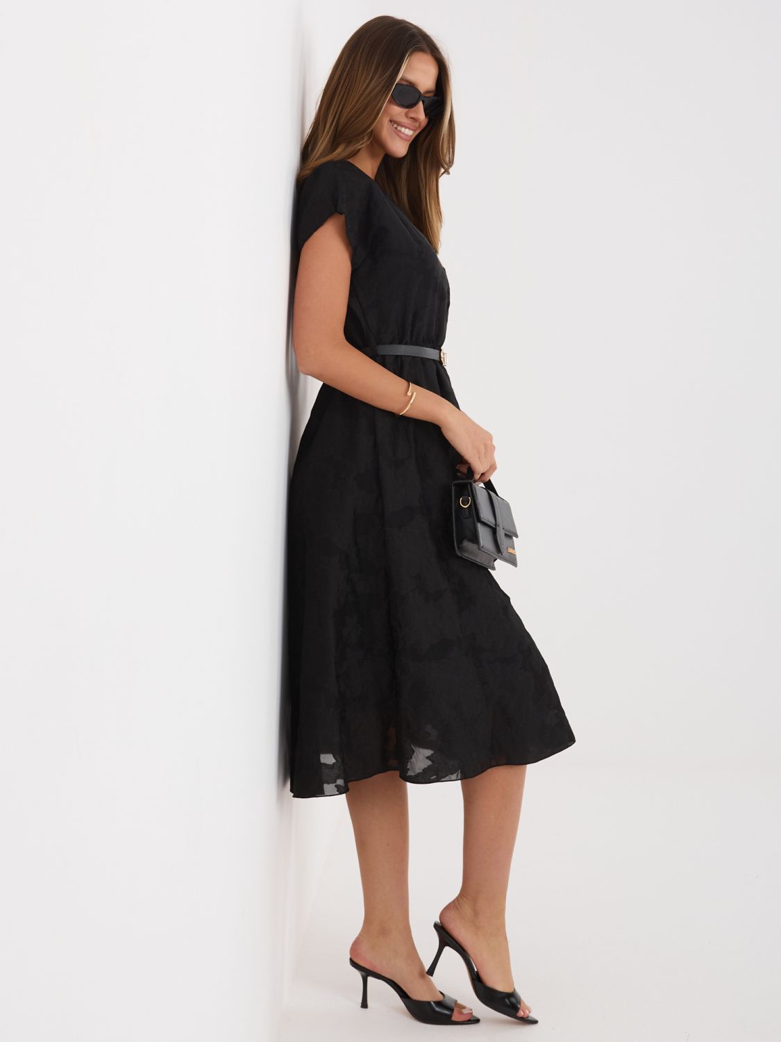 Čierne rozšírené midi šaty s opaskom