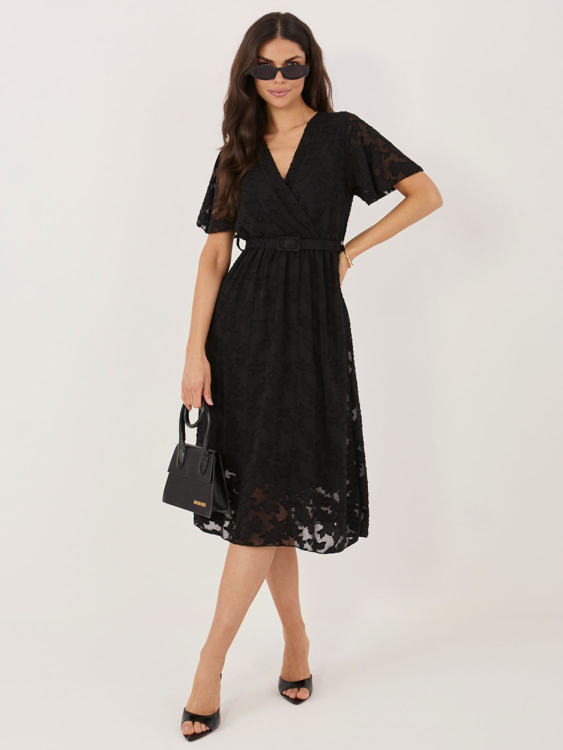 Čierne rozšírené midi šaty s opaskom