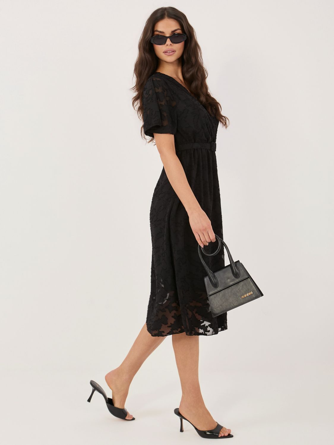 Čierne rozšírené midi šaty s opaskom