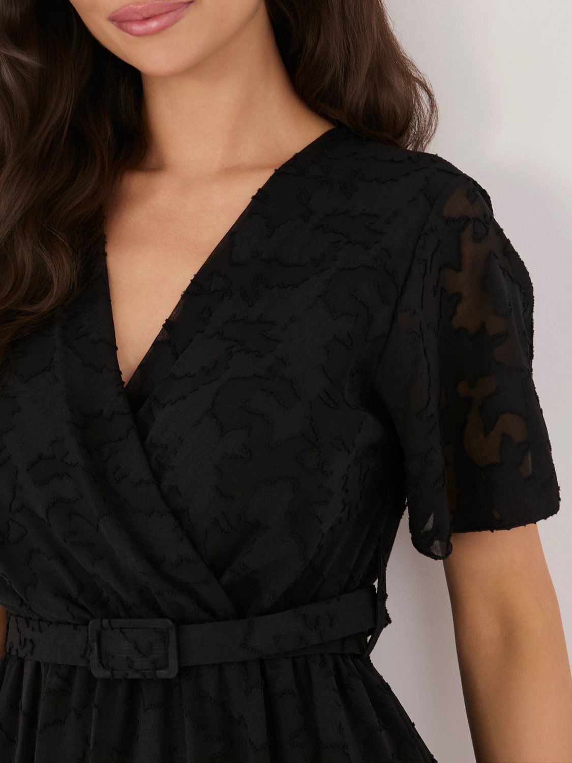 Čierne rozšírené midi šaty s opaskom