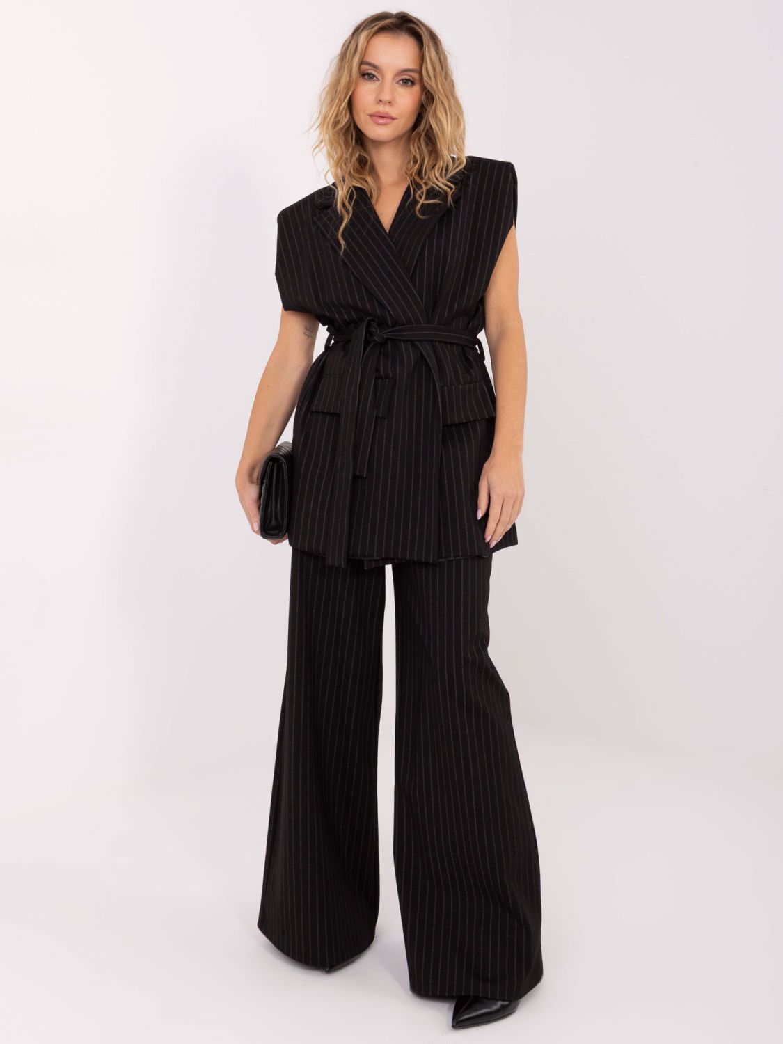 Elegantná čierna pruhovaná vesta s opaskom