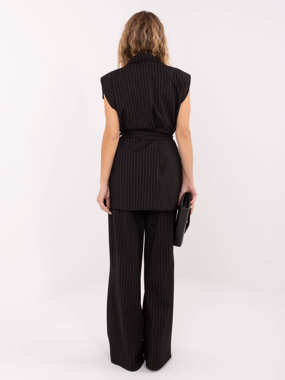 Elegantná čierna pruhovaná vesta s opaskom