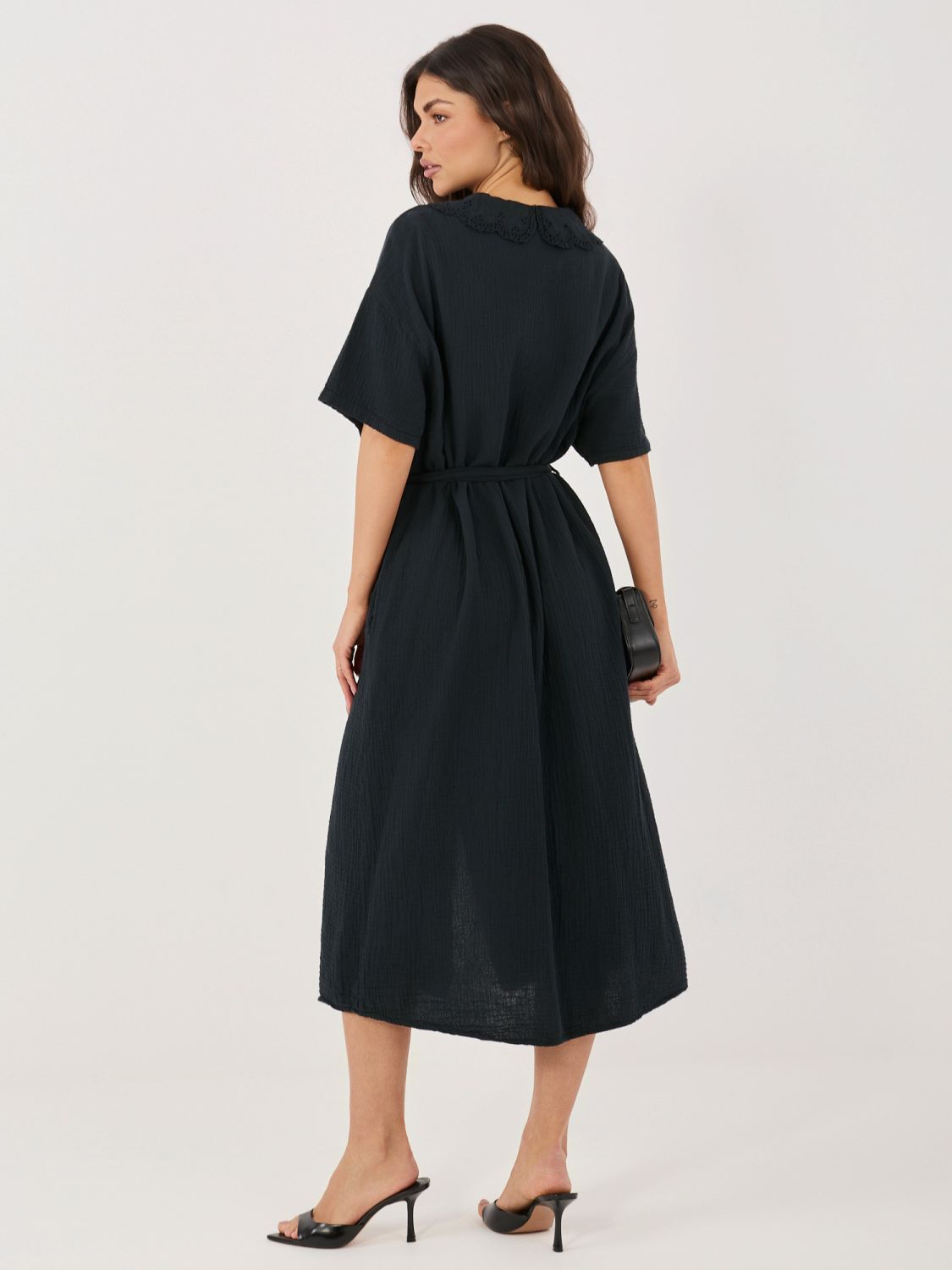 Čierne rozšírené midi šaty s opaskom a vreckami