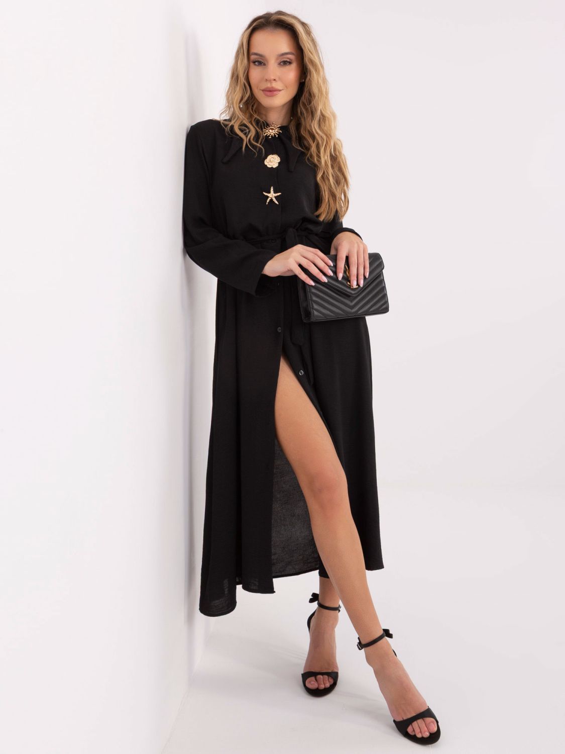 Čierne rozšírené midi šaty s opaskom a brošňou