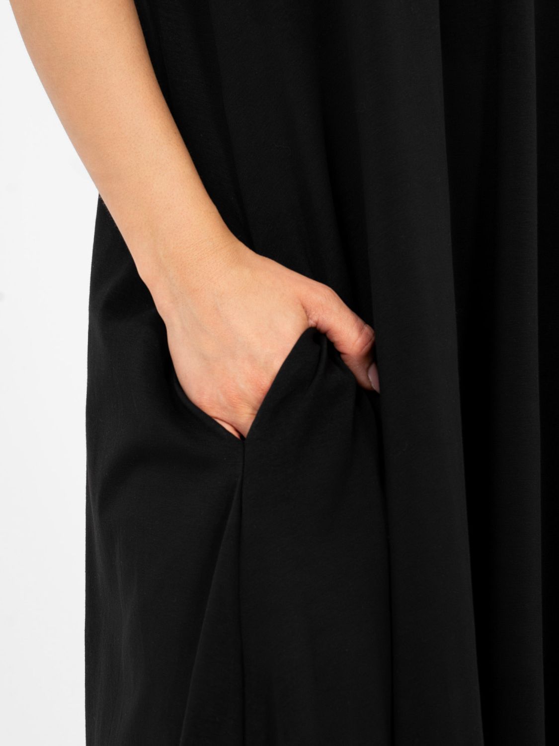 Čierne maxi letné šaty s V-výstrihom a vreckami