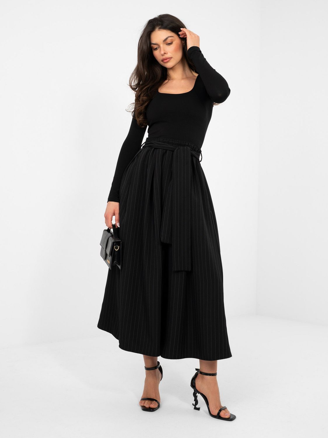 Čierna elegantná midi sukňa s pásikmi a opaskom