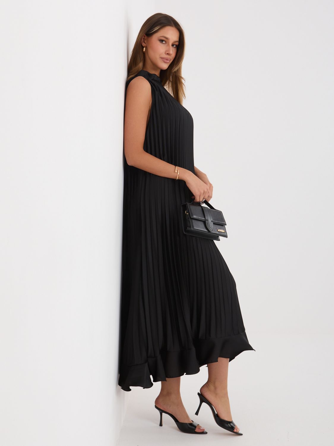 Čierne koktejlové midi šaty s viazaním a volánom