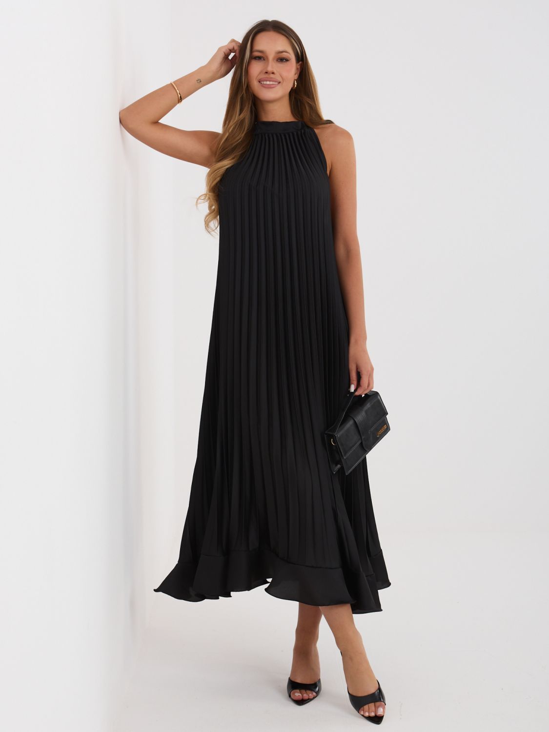 Čierne koktejlové midi šaty s viazaním a volánom