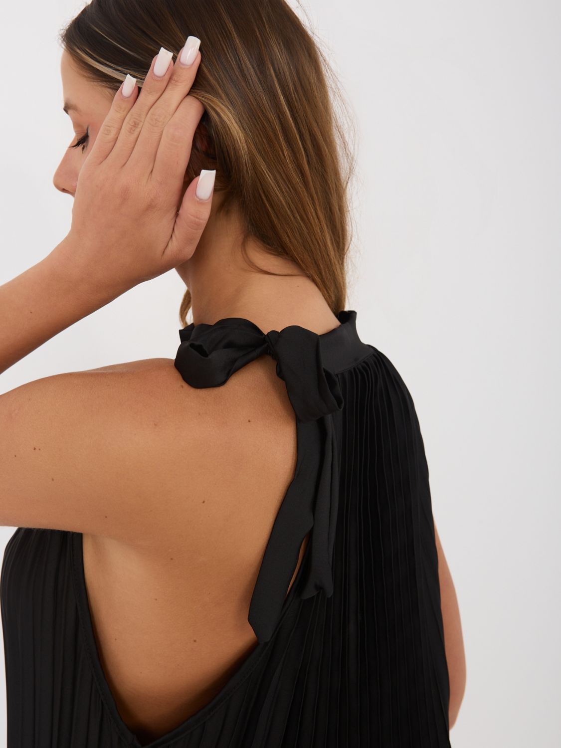 Čierne koktejlové midi šaty s viazaním a volánom