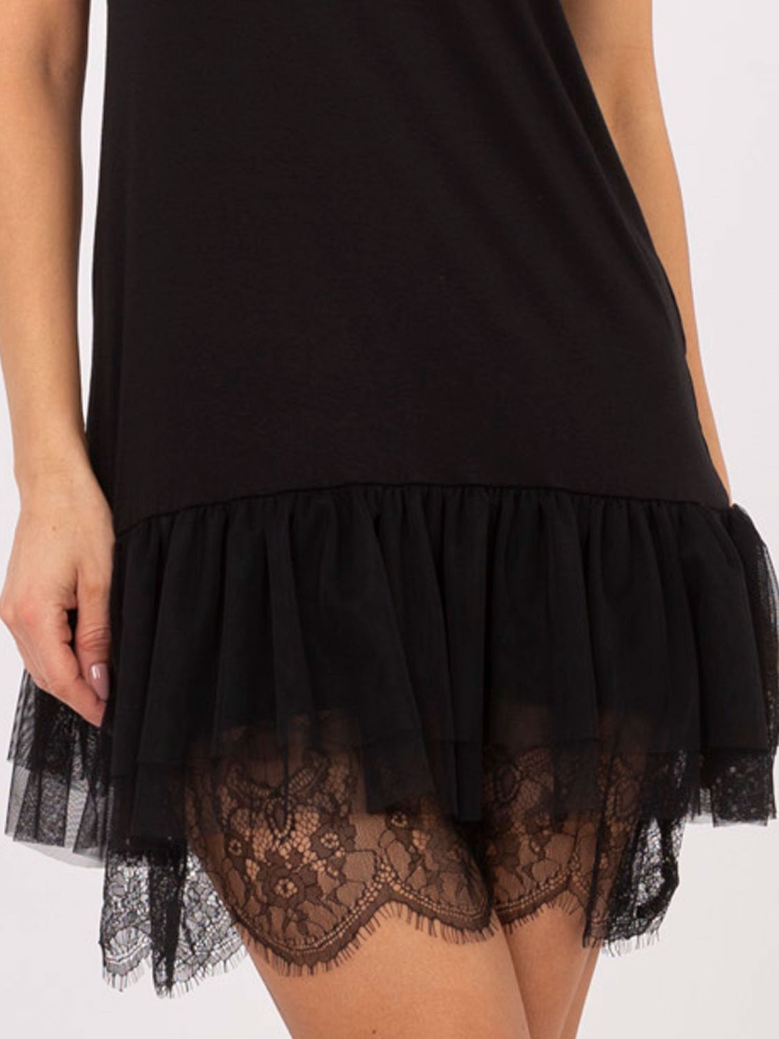 Čierne rozšírené mini šaty s čipkou