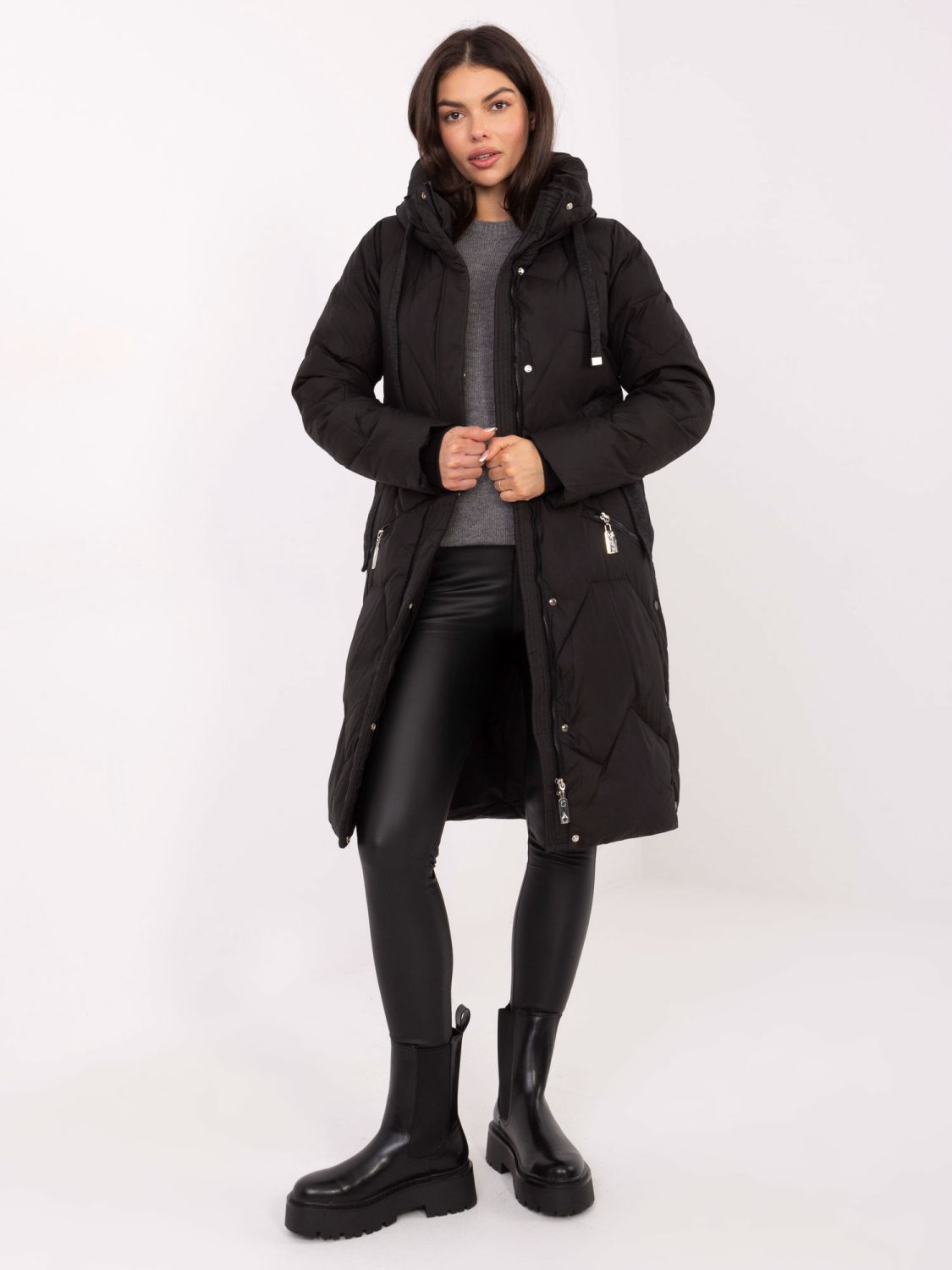 Dlhý čierny prešívaný kabát s kapucňou