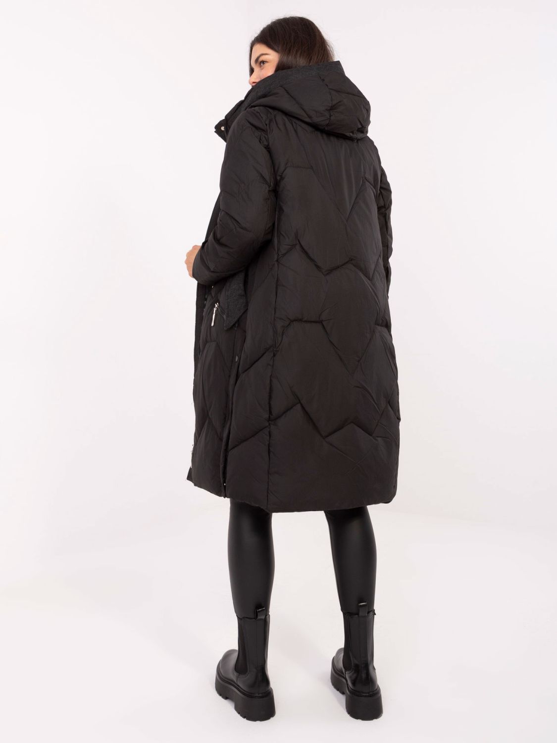 Dlhý čierny prešívaný kabát s kapucňou