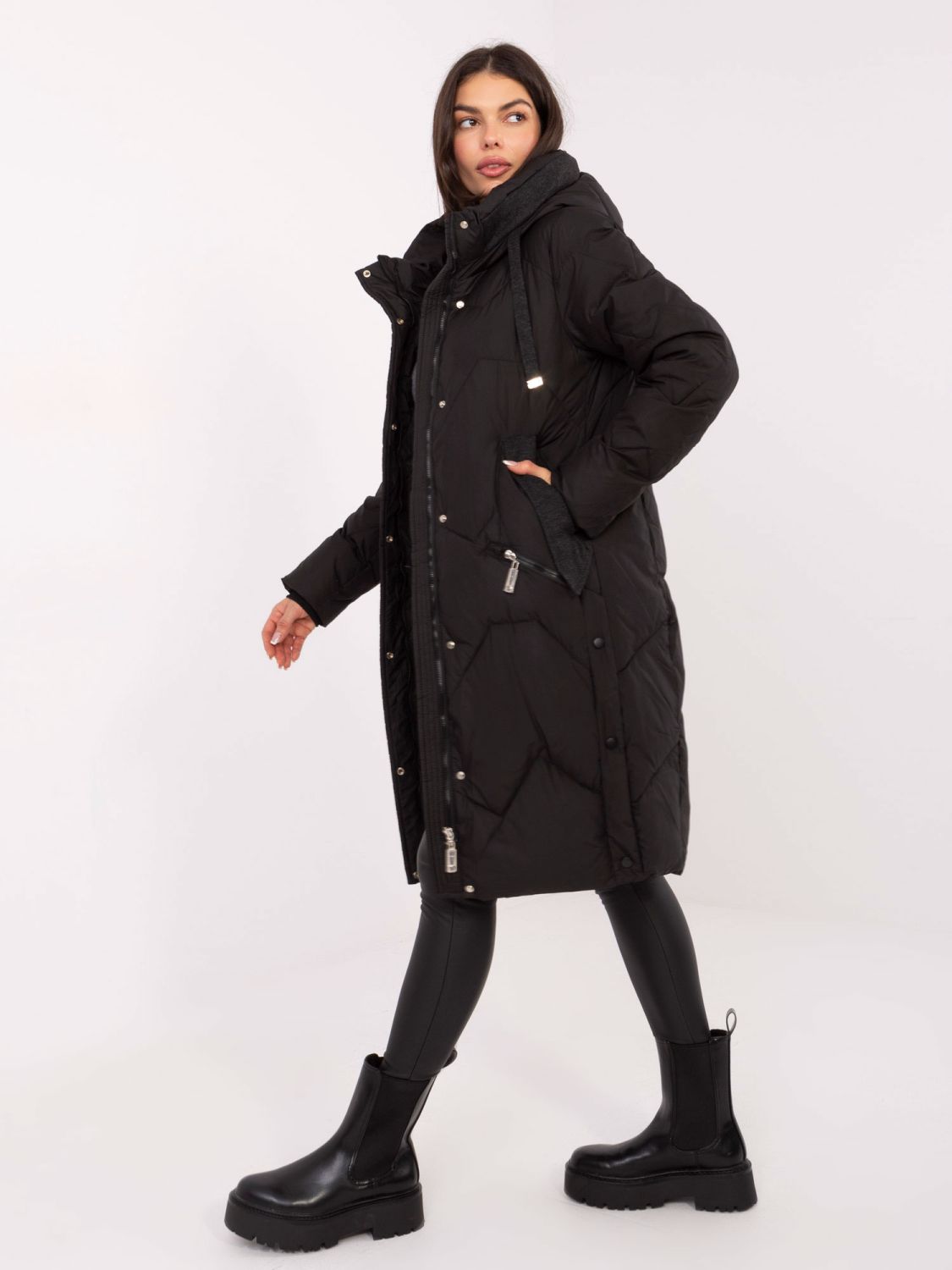 Dlhý čierny prešívaný kabát s kapucňou