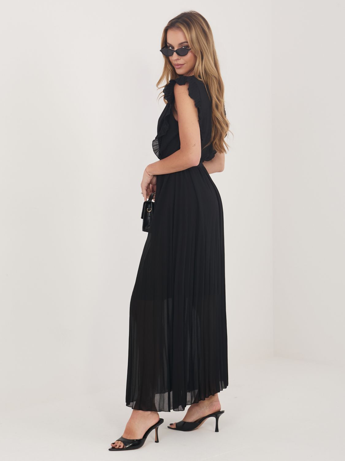 Čierne rozšírené midi šaty s opaskom