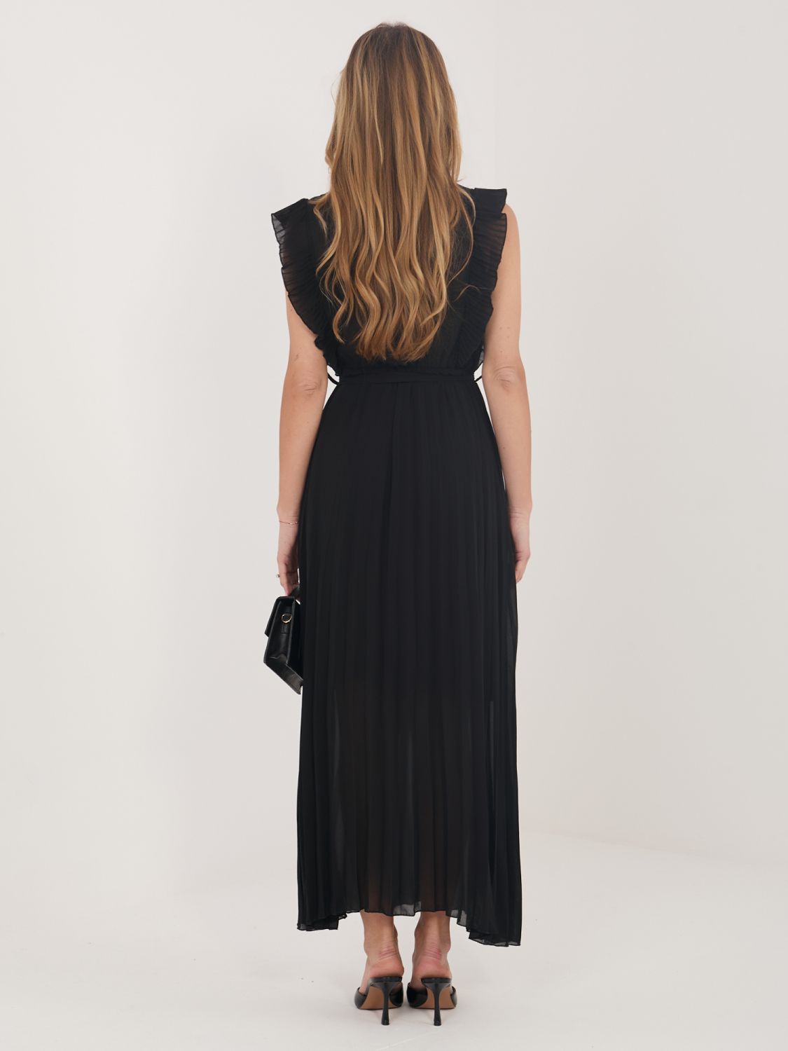 Čierne rozšírené midi šaty s opaskom