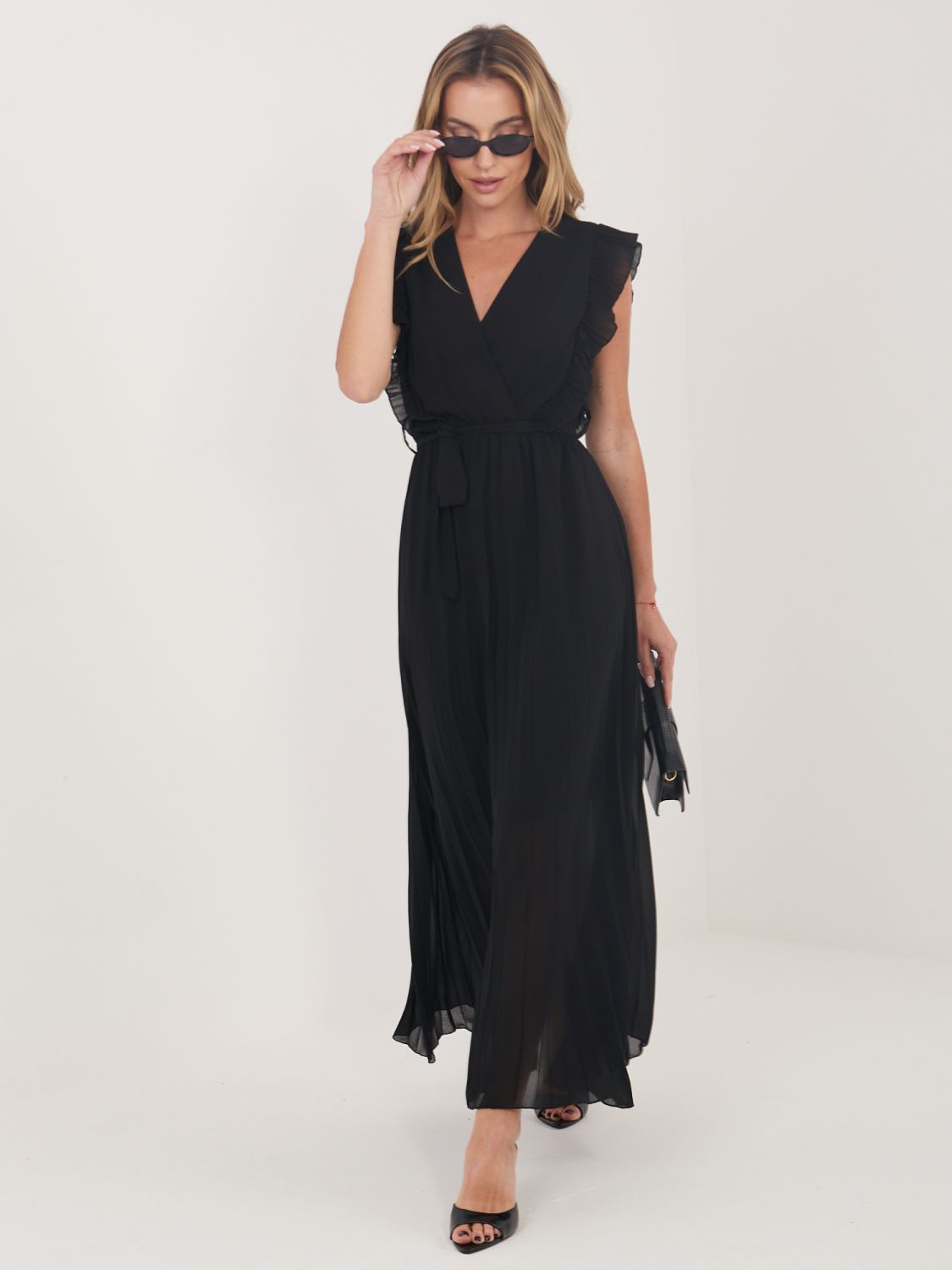 Čierne rozšírené midi šaty s opaskom