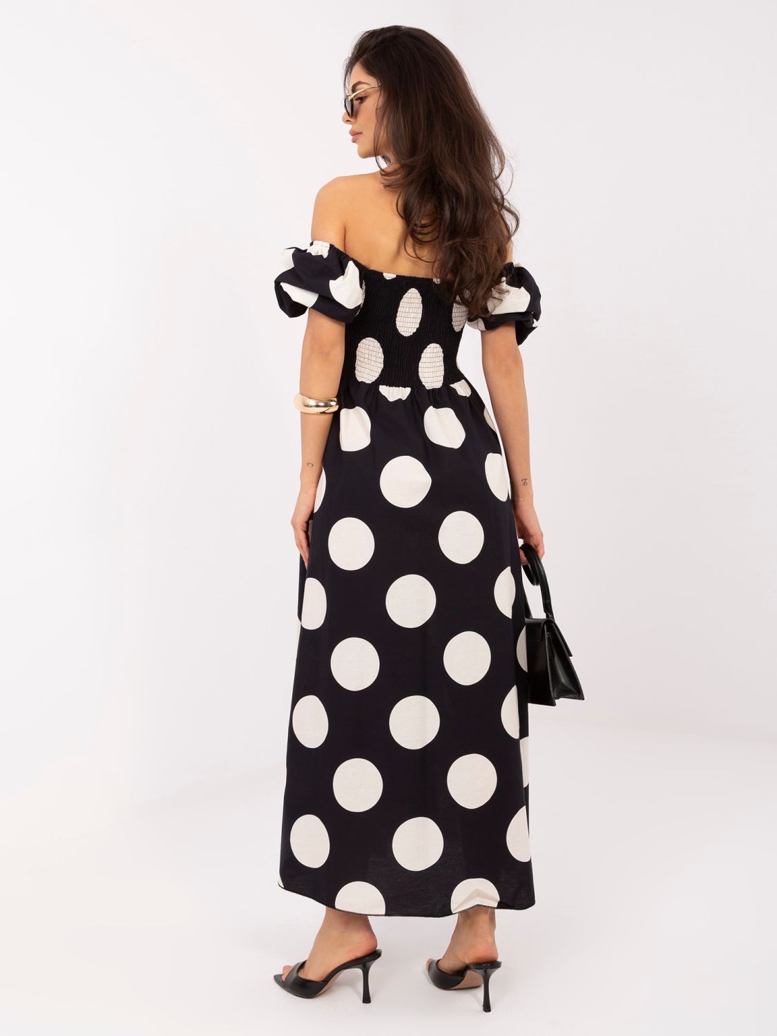 Čierne maxi šaty s bodkami a odhalenými ramenami