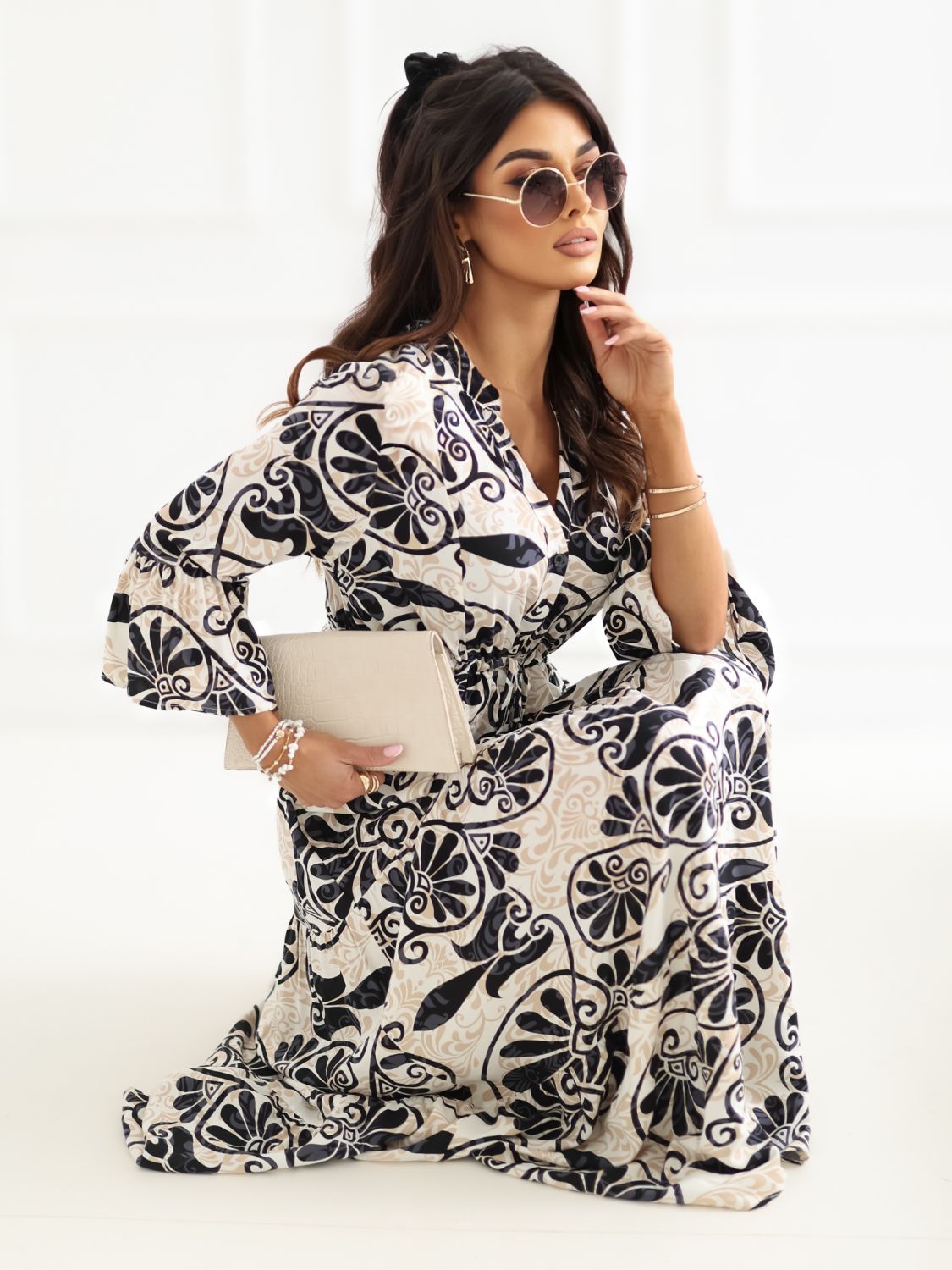 Čierne midi šaty s potlačou a viazaním