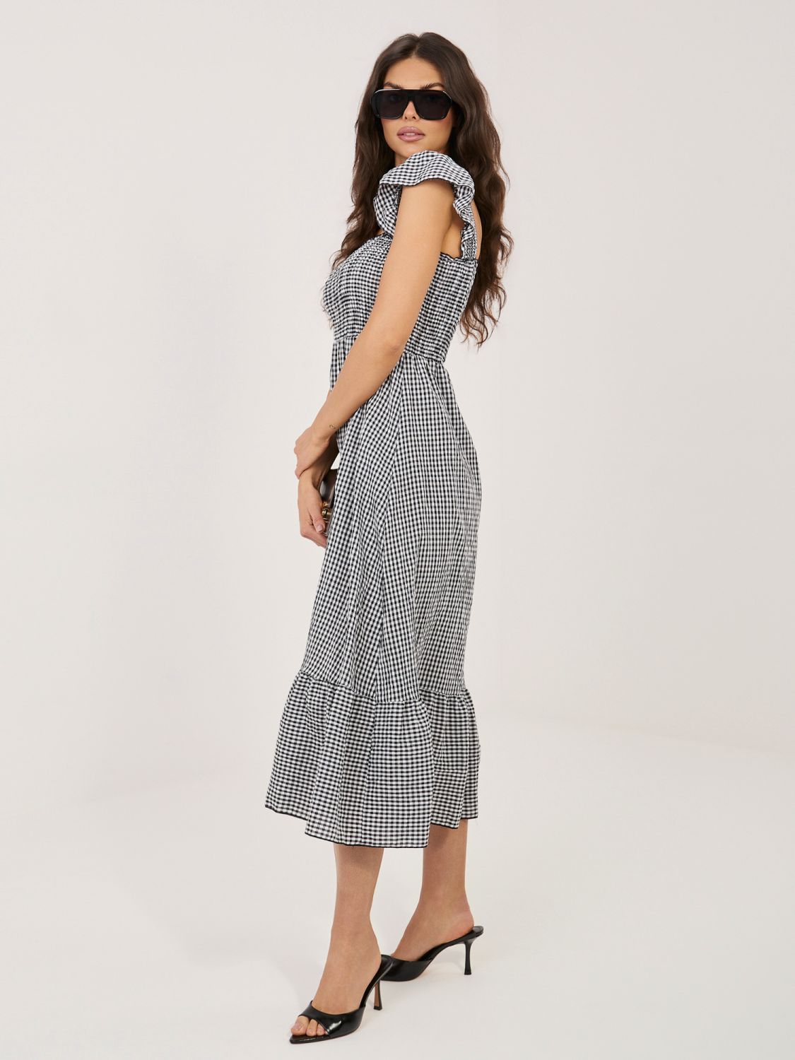 Čierne midi šaty s volánom a károvaným vzorom