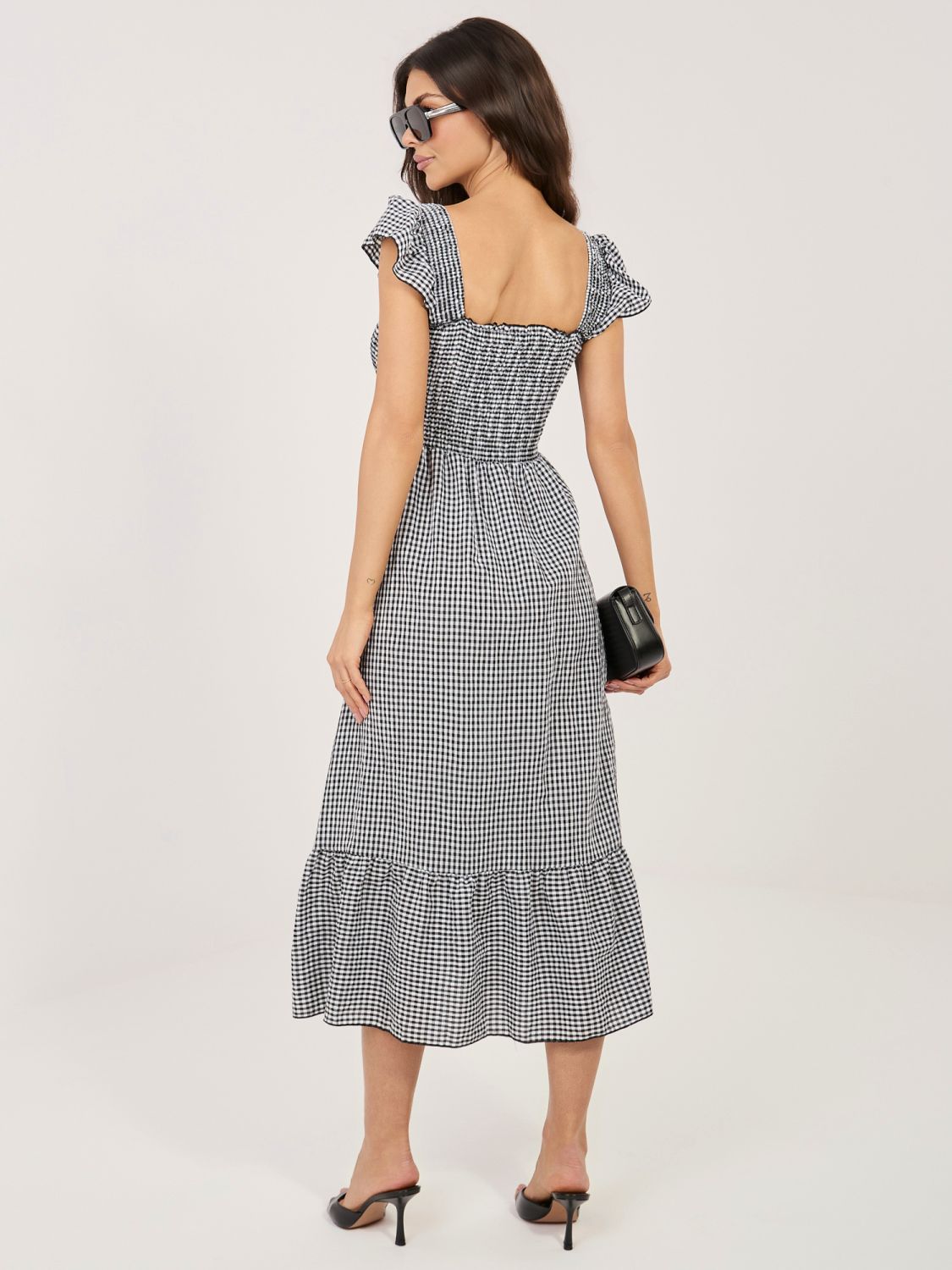 Čierne midi šaty s volánom a károvaným vzorom