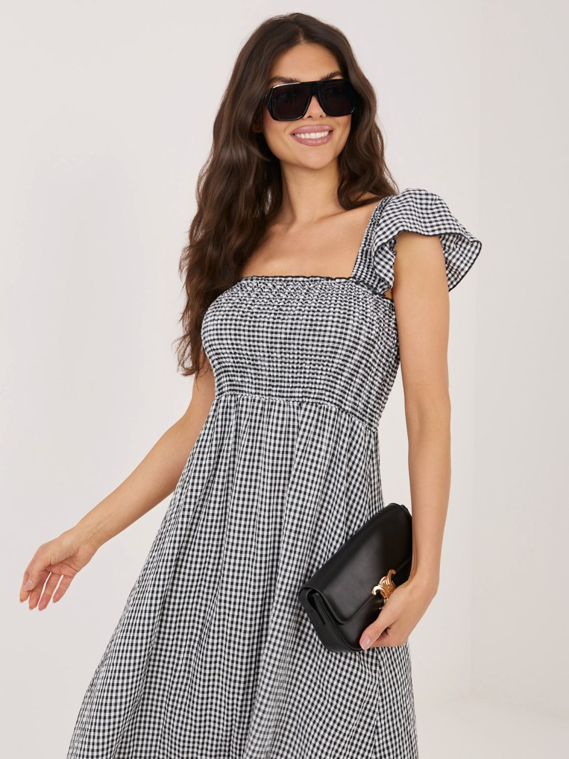 Čierne midi šaty s volánom a károvaným vzorom