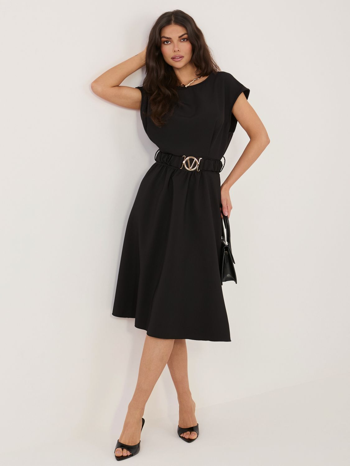 Čierne rozšírené midi šaty s opaskom
