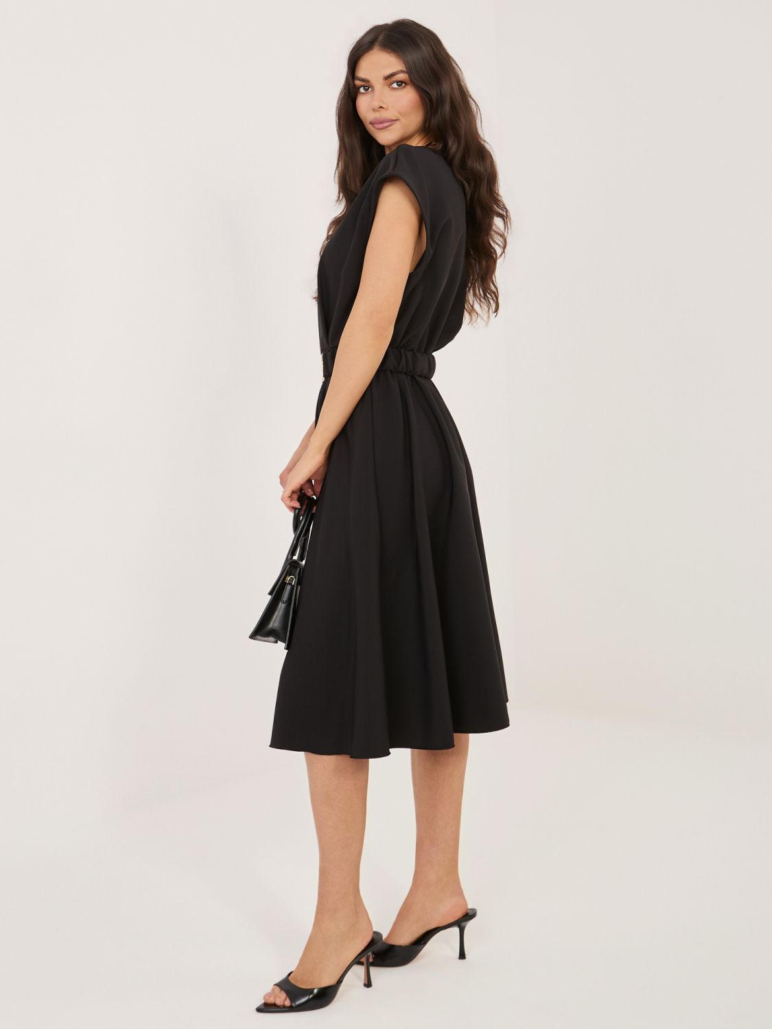 Čierne rozšírené midi šaty s opaskom