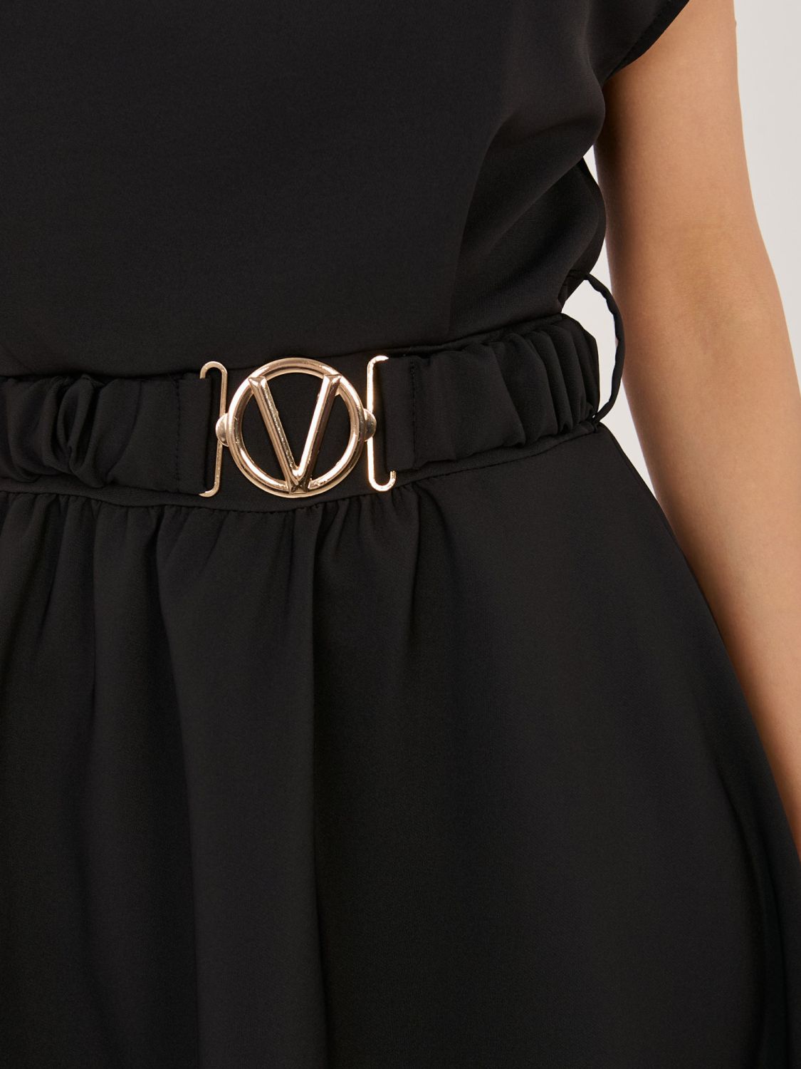 Čierne rozšírené midi šaty s opaskom