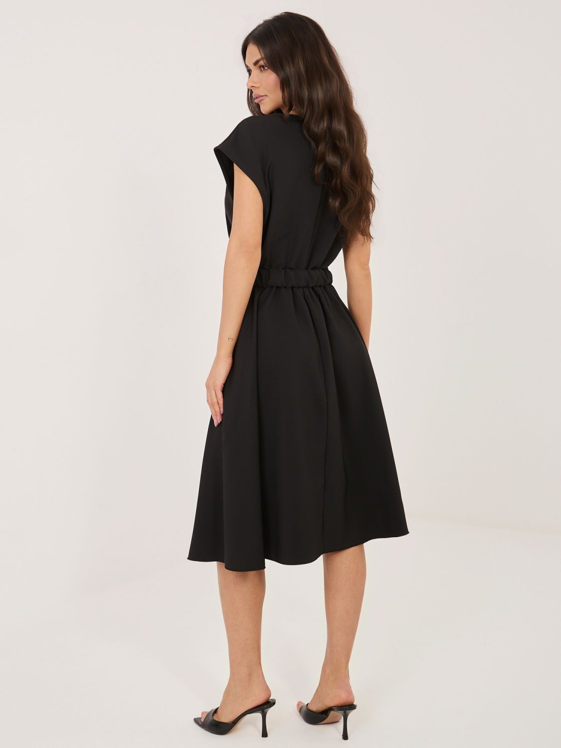 Čierne rozšírené midi šaty s opaskom