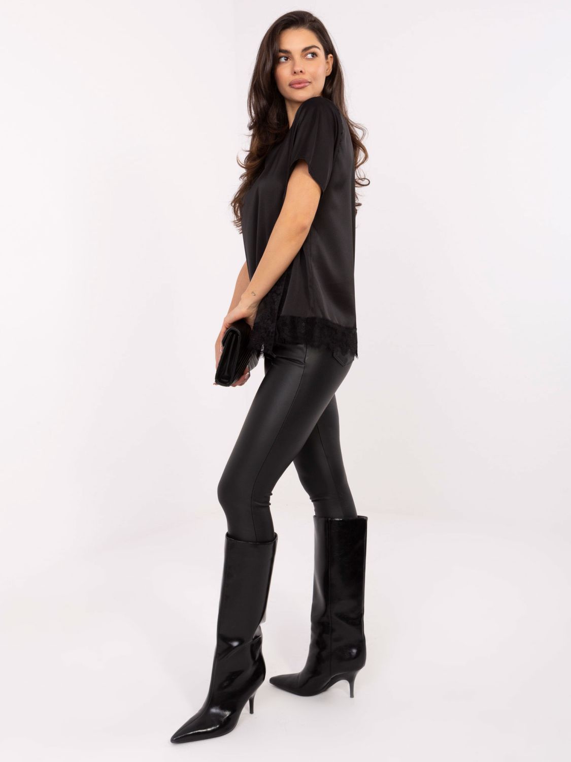 Čierna elegantná blúzka s čipkou