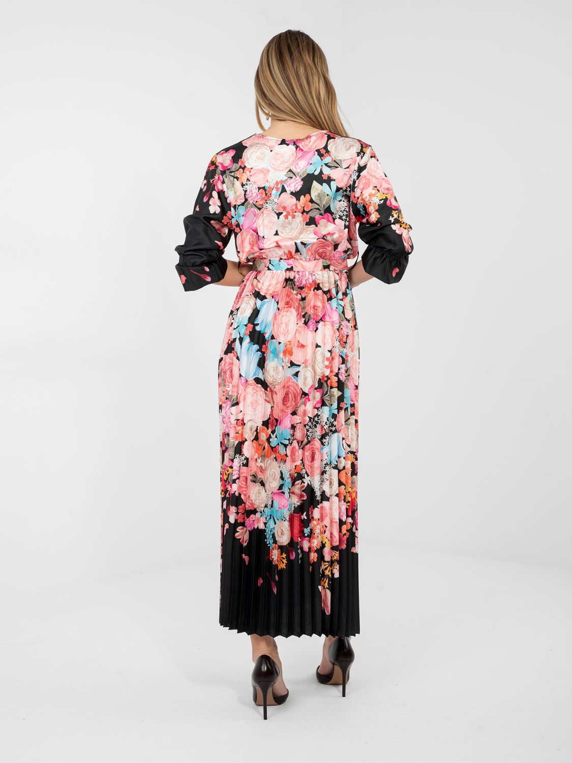 Čierne maxi šaty s kvetinovým vzorom a opaskom
