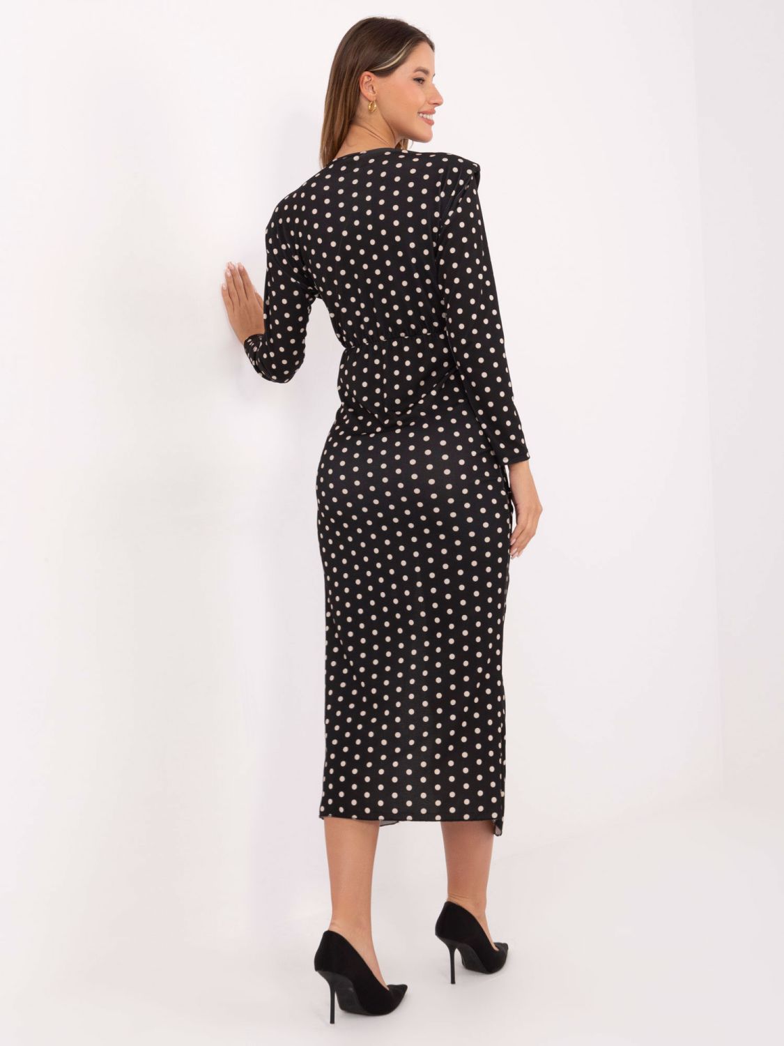 Čierne midi puzdrové šaty s bodkami a prekladaným výstrihom