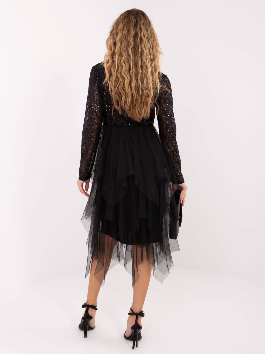 Čierne rozšírené šaty s flitrovou aplikáciou