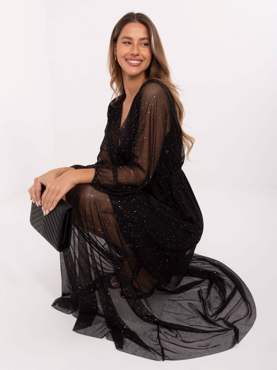 Čierne maxi šaty s opaskom a aplikáciou