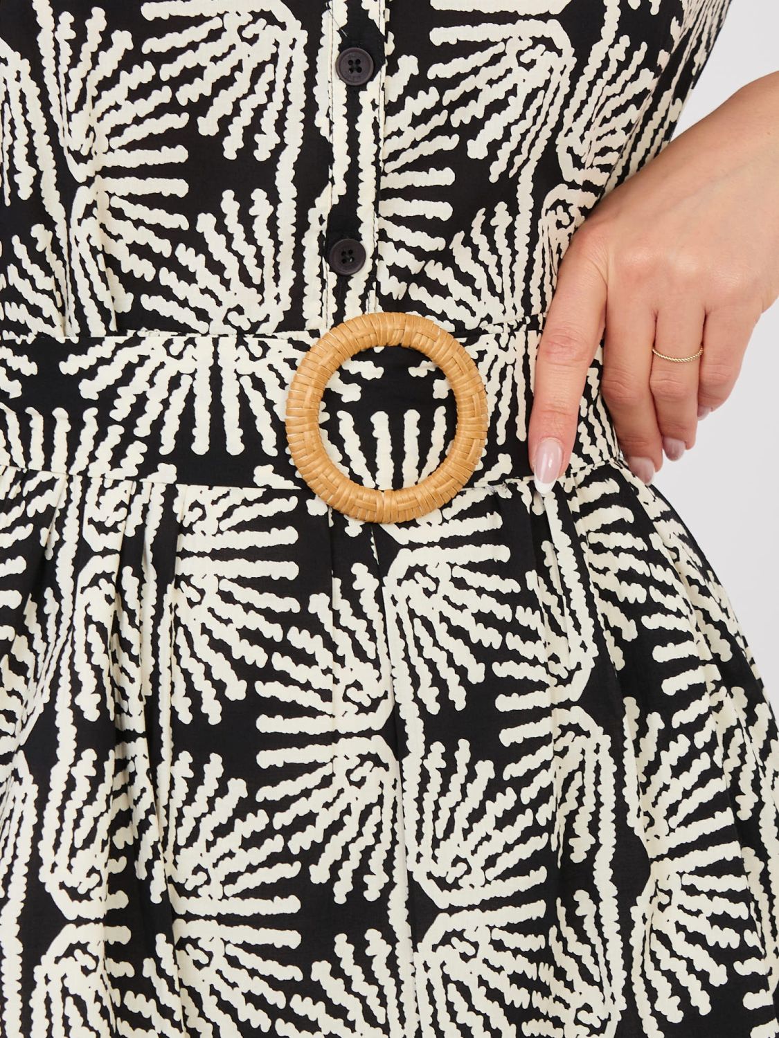 Čierne šaty s opaskom a volánom