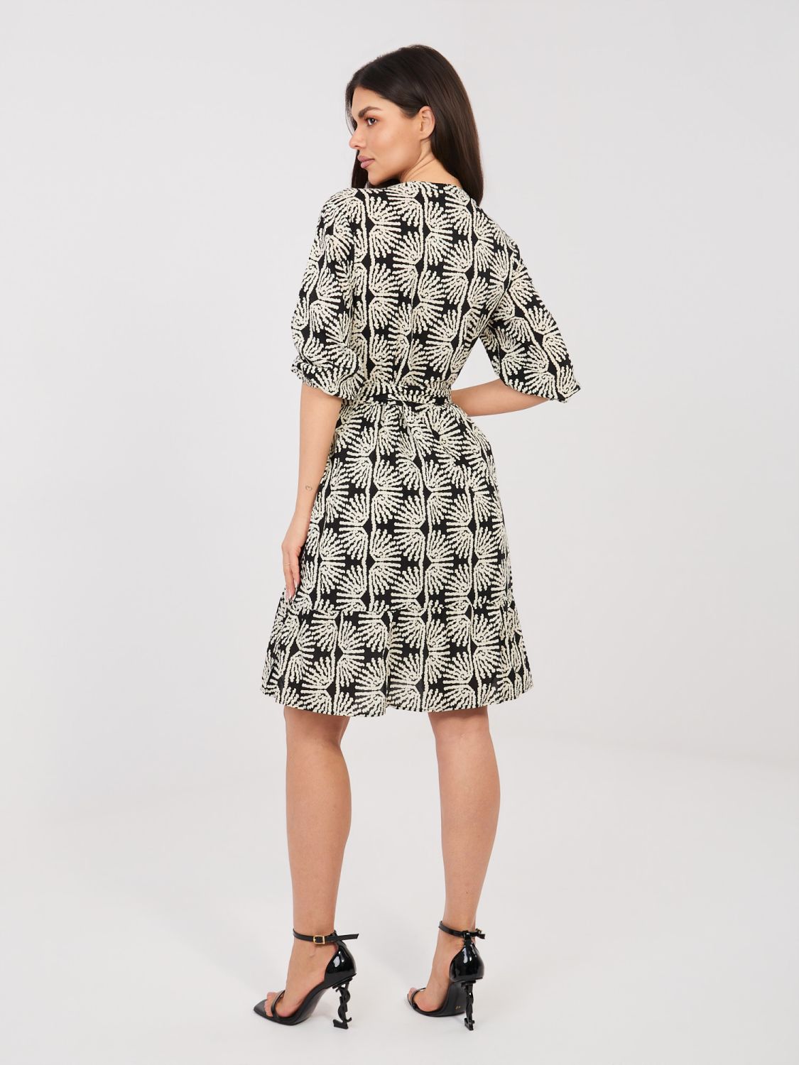 Čierne šaty s opaskom a volánom