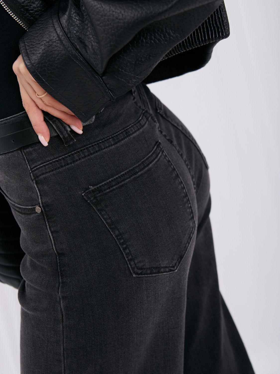 Čierne mom jeans s vysokým pásom