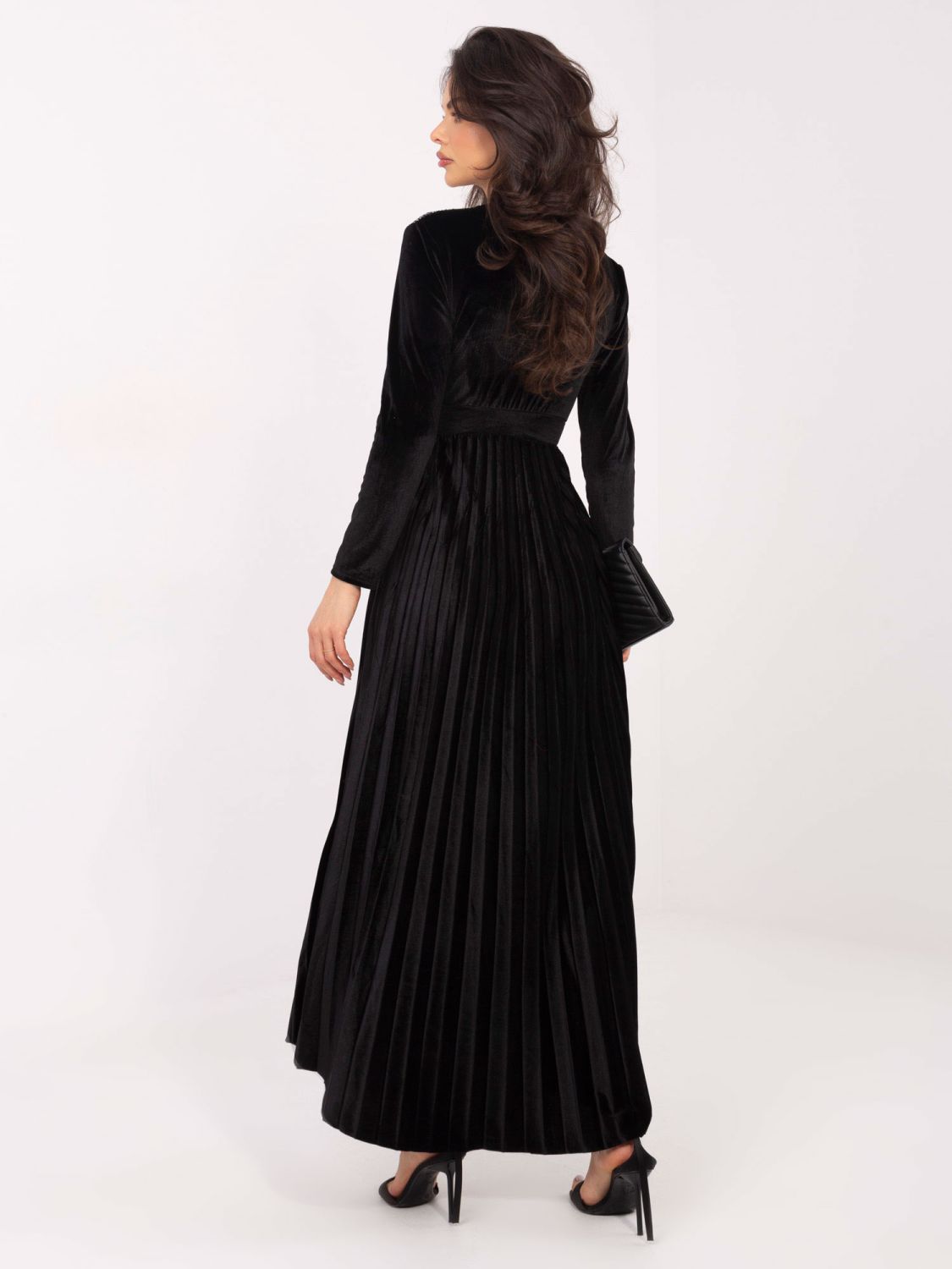 Čierne maxi šaty s opaskom a flitrami