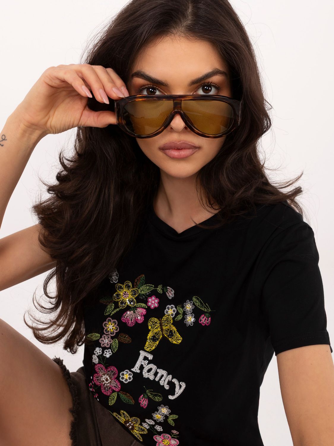 Čierne tričko s aplikáciou a výšivkou