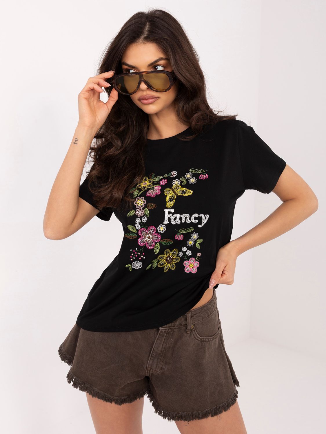 Čierne tričko s aplikáciou a výšivkou