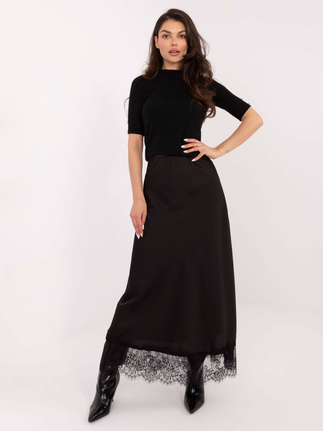 Čierny elegantný pulóver s polorolákom a gombíkmi