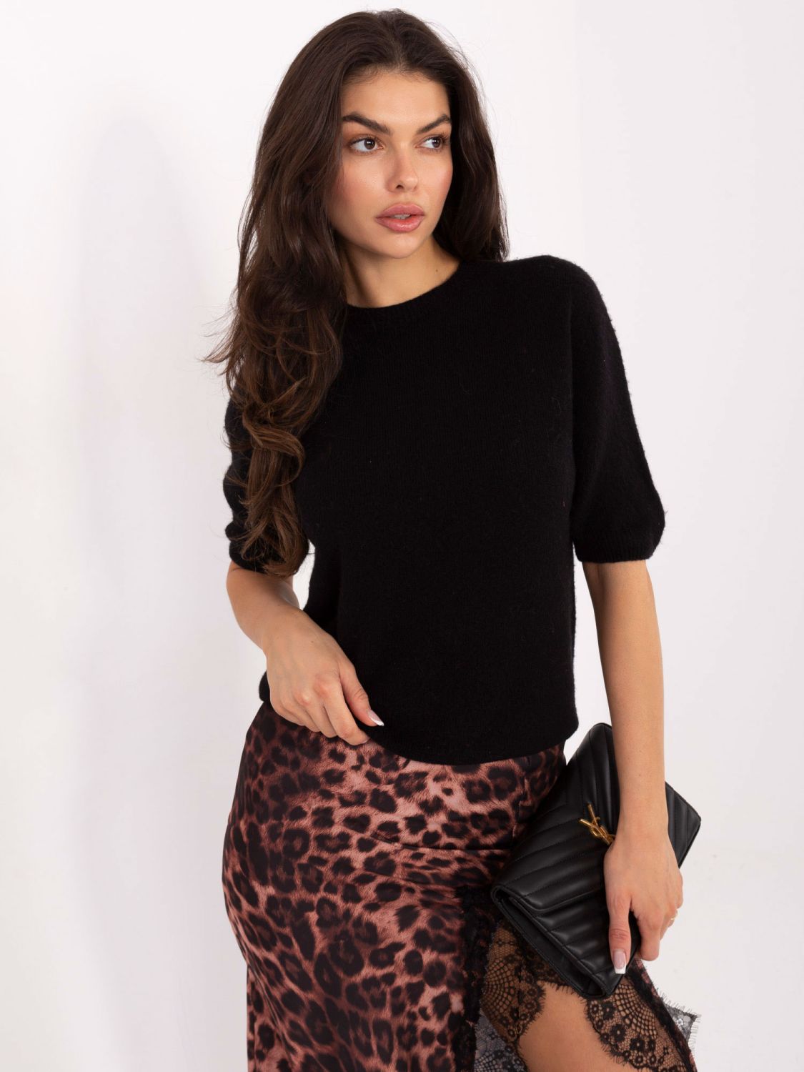 Čierny krátky pulóver s okrúhlym výstrihom