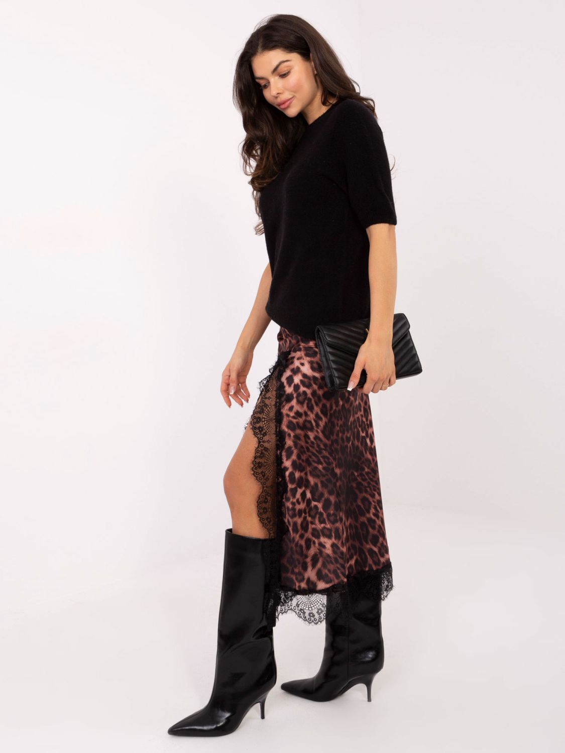 Čierny krátky pulóver s okrúhlym výstrihom