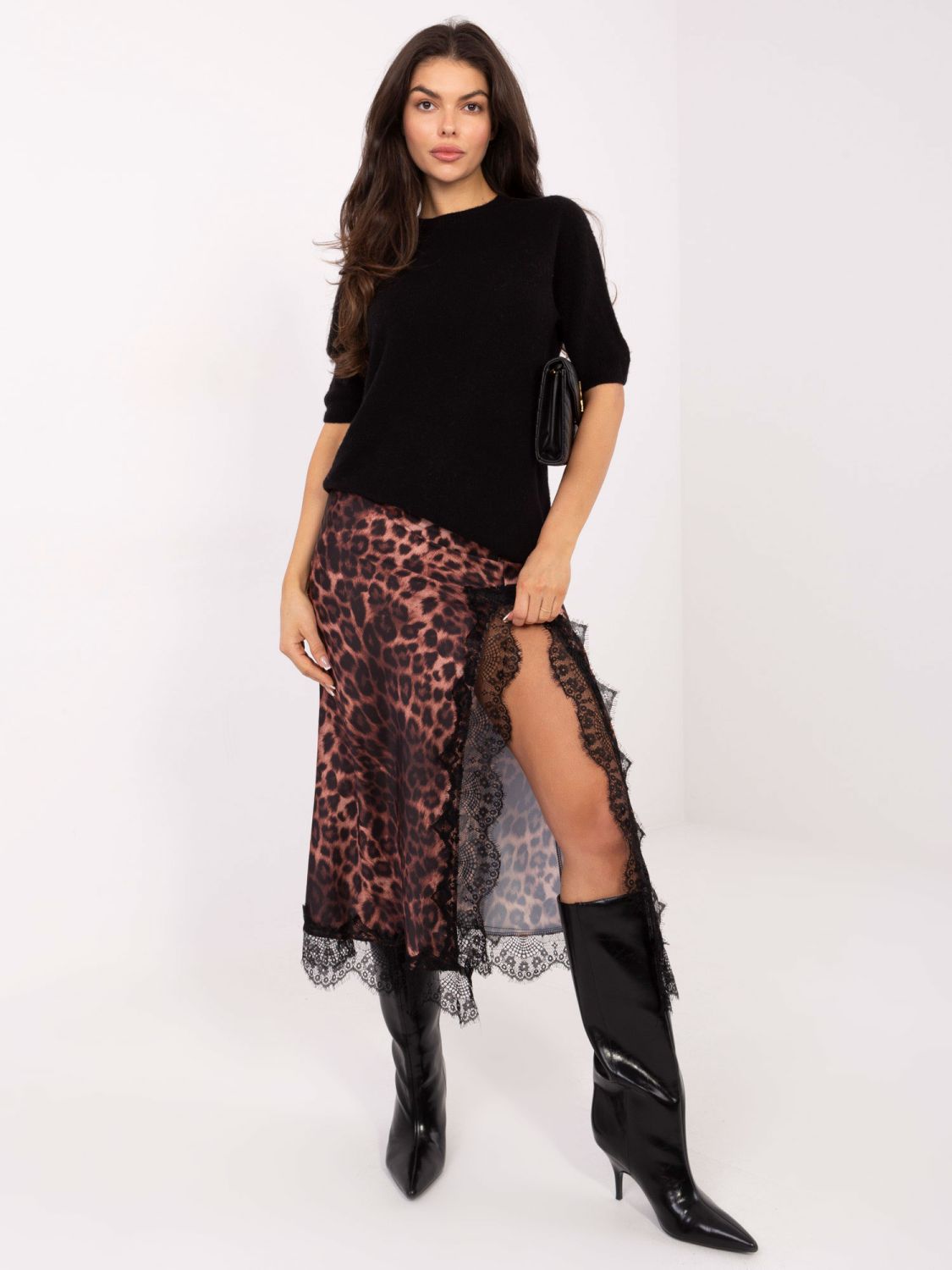 Čierny krátky pulóver s okrúhlym výstrihom