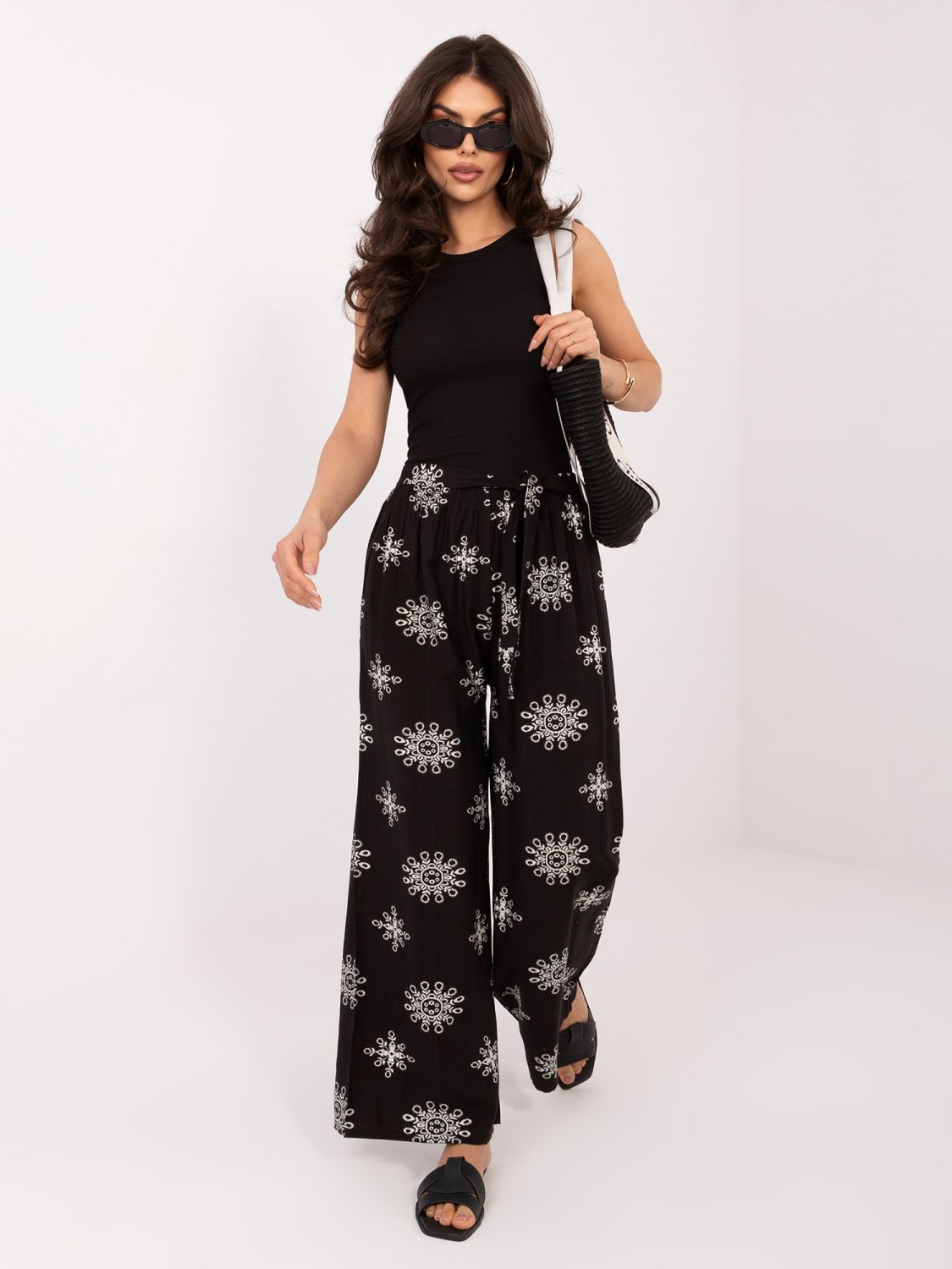 Čierny rebrovaný top bez rukávov