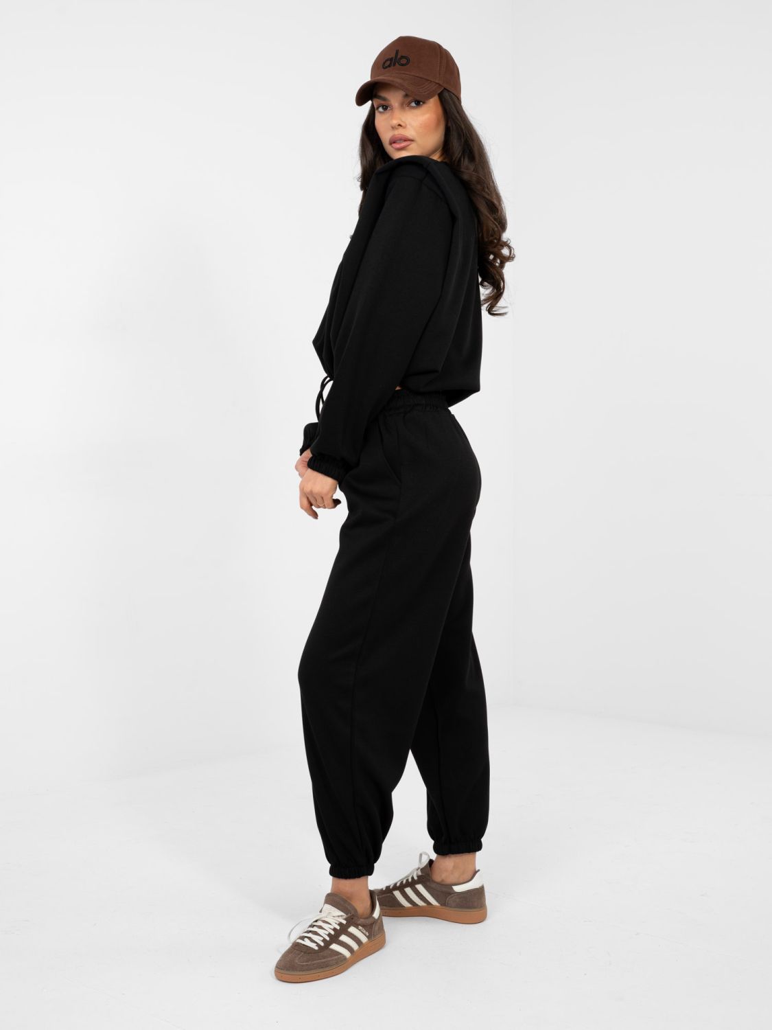 Čierny dámsky komplet s viazaním a ramennými vypchávkami